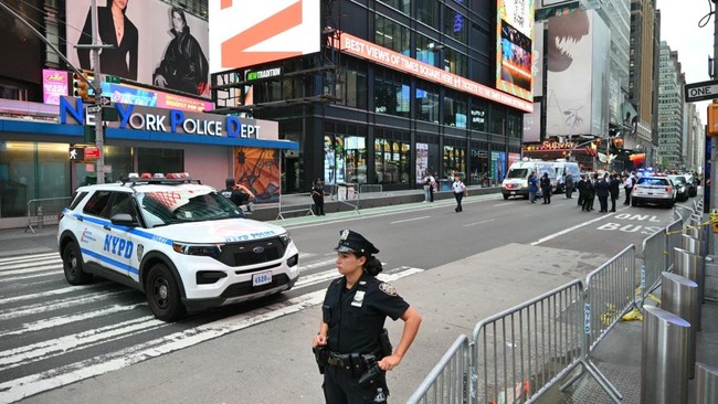 New York City Police secure the area where an officer-involved shooting left one dead near Times Square, in New York, on August 31, 2026. A woman armed with a knife stabbed two people in New York's Times Square on Monday before she was shot by police