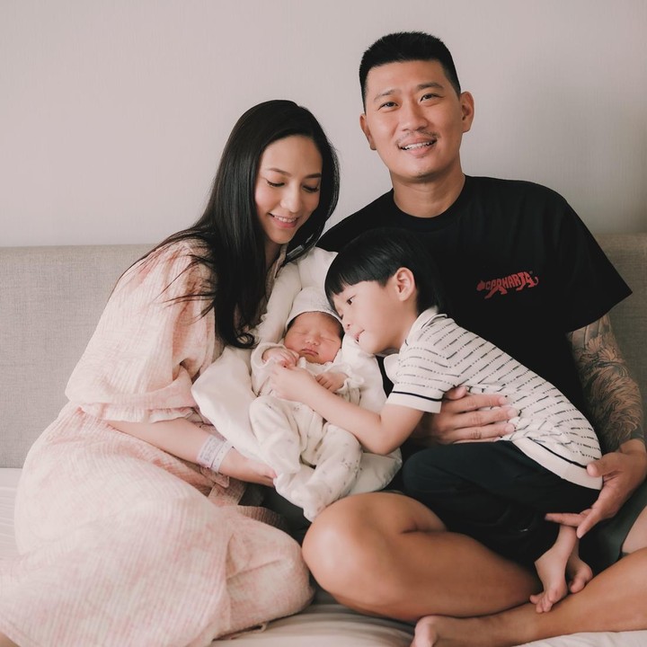 <p>Nadia Saphira tidak mengungkap detail tentang persalinan keduanya ke publik. Namun dari unggahan ini diketahui bahwa sang aktris melahirkan anak keduanya di bulan Juli. "<em>Our sweetest July.</em> (Juli kami yang paling manis)," tulisnya di caption <em>postingan</em>. (Foto: Instagram @nadsap)</p>