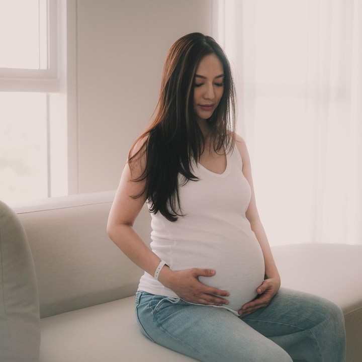 <p>Setelah mengumumkan kehamilan, Nadia sempat membagikan aktivitasnya yang rutin menjalani prenatal flow and yin, yakni kombinasi dua gaya yoga yang dirancang khusus untuk ibu hamil. Selain menjalani prenatal yoga, Nadia juga memilih olahraga pilates untuk ibu hamil untuk menjaga kebugaran tubuhnya. (Foto: Instagram @nadsap)</p>