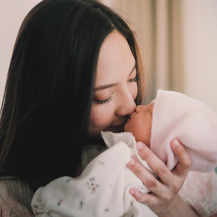 <p>Nadia juga mengungkap nama anak keduanya ke publik, Bunda. Melalui tulisan kaligrafi yang indah dalam bingkai, sang aktris mengungkap nama putrinya. "<em>Welcome to the world</em> <em>Moira Laila</em> (Selamat datang di dunia Moira Laila)," demikian isi tulisan tersebut. (Foto: Instagram @nadsap)</p>