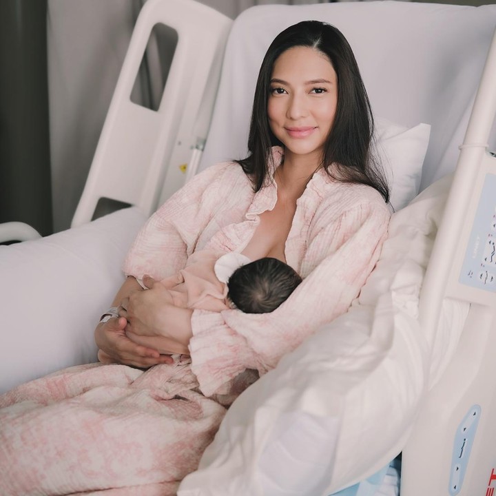 <p>Kabar bahagia datang dari pemain series <em>Ada Apa dengan Cinta? atau 'AADC'</em>, Nadia Saphira. Baru-baru ini, Nadia mengumumkan kabar kelahiran anak keduanya, Bunda. Melalui unggahan di Instagram, Nadia mem-<em>posting</em> foto momen setelah melahirkan anak kedua berjenis kelamin perempuan. (Foto: Instagram @nadsap)</p>