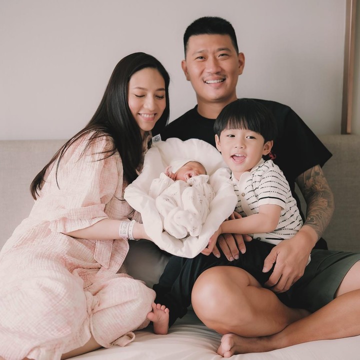 <p>Dalam <em>postingan</em> ini, Nadia juga membagikan potret kebersamaan keluarganya saat menyambut kehadiran sang putri. Rona bahagia terlihat dari wajah suami Nadia, Mikael Mirdad, dan putra pertama mereka Maka. (Foto: Instagram @nadsap)</p>