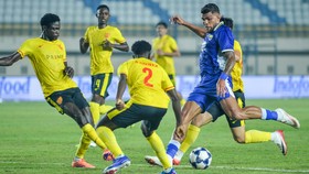 Pesepak bola Persib Bandung Berguinho (kanan) berusaha melewati pesepak bola Manila Digger Ansumana Gomez (tengah) pada babak penentuan fase grup AFC Champions League Two di Stadion Si Jalak Harupat, Kabupaten Bandung, Jawa Barat, Senin (31/8/2026).