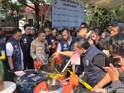 Polisi Bongkar Pabrik Oli Palsu di Jakbar, Oli Bekas Diolah Jadi Seperti Baru