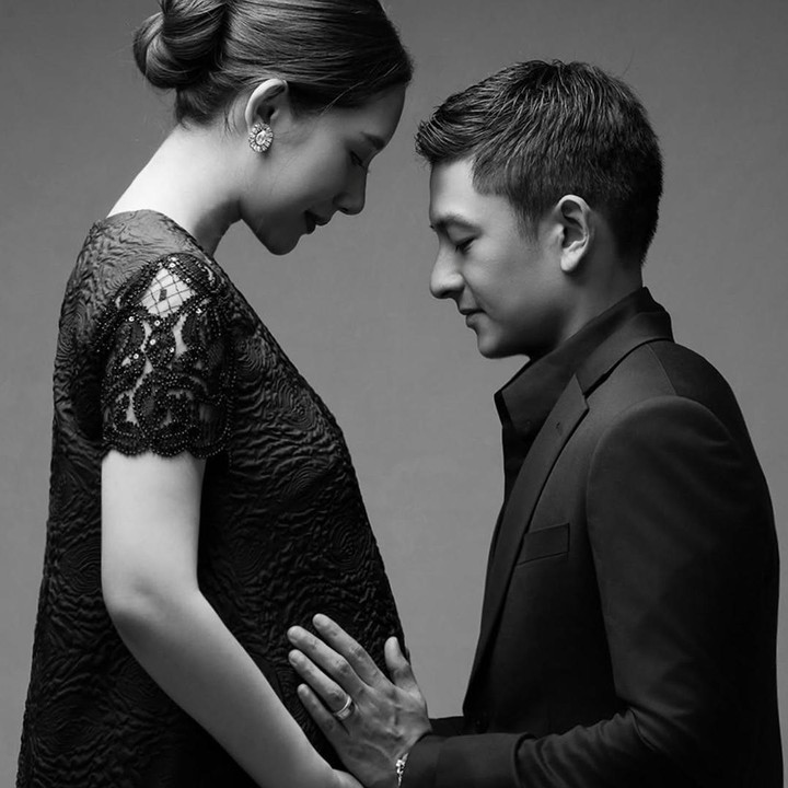 <p>Pose mesra penuh kehangatan selalu ditampilkan Athina dan Rio di dua tema maternity shoot. Mulai dari tatapan mesra sang pembalap sampai memeluk baby bump Athina yang sudah membesar.(Foto: Instagram @rharyantoracing)</p>