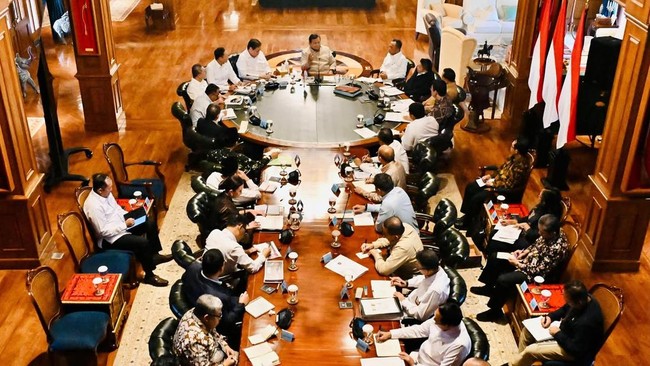 Presiden Prabowo Subianto memimpin rapat terbatas bersama sejumlah menteri di Hambalang, Kabupaten Bogor, Selasa, 1 September 2026, untuk membahas langkah konkret meningkatkan kualitas hunian dan lingkungan tempat tinggal masyarakat.