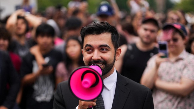 Rami Hatem, 28, takes part in a New York City Mayor Zohran Mamdani lookalike contest at Washington Square Park in New York City, U.S., August 30, 2026. REUTERS/Adam Gray