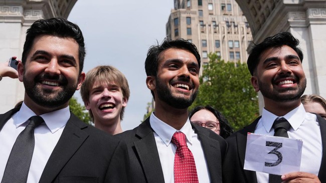 Contestants take part in a New York City Mayor Zohran Mamdani lookalike contest at Washington Square Park in New York City, U.S., August 30, 2026. REUTERS/Adam Gray
