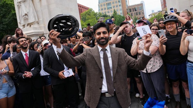 Contestants take part in a New York City Mayor Zohran Mamdani lookalike contest at Washington Square Park in New York City, U.S., August 30, 2026. REUTERS/Adam Gray