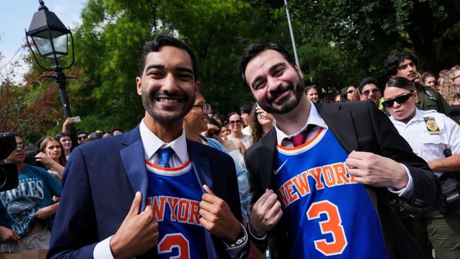 Winner Amadeo Fusca (right) and Seth Kalukeerthie (left) take part in a New York City Mayor Zohran Mamdani lookalike contest at Washington Square Park in New York City, U.S., August 30, 2026. REUTERS/Adam Gray