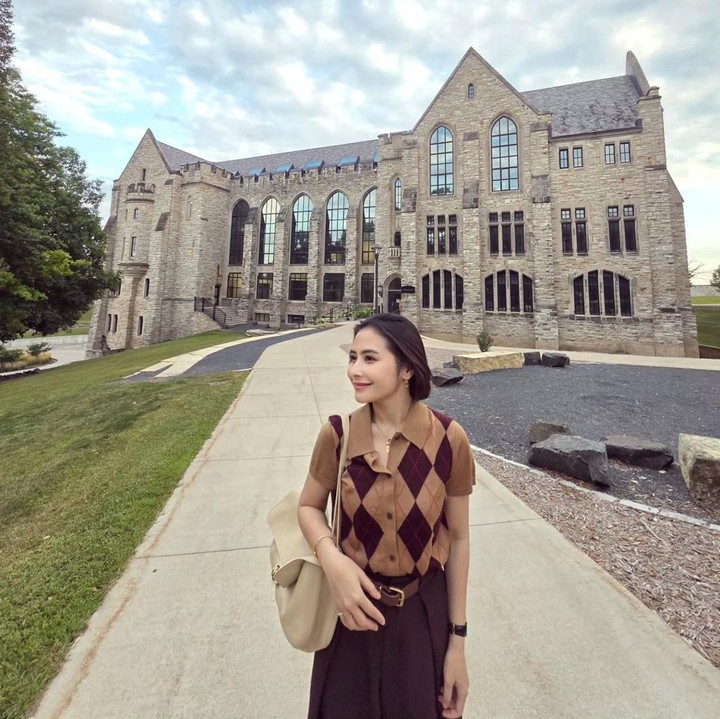 <p>Melalui unggahan di Instagram, Prilly membagikan potretnya saat mengunjungi gedung-gedung di St. Olaf College yang bergaya arsitektur Collegiate Gothic. Dalam kunjungan kali ini, Prilly tampil <em>casual</em> mengenakan baju rajut motif <em>maroon</em> dengan rok berwarna cokelat. (Foto: Instagram @prillylatuconsina96)</p>
