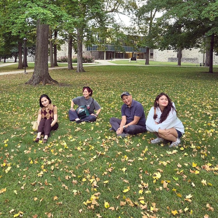<p>Prilly tak hanya menemani Omara napak tilas di kampusnya, Bunda. Kunjungan Prilly kali ini adalah untuk mengantar adik Omara, Nona, yang akan memulai perkuliahan di St. Olaf College. "Nganterin Nona sekalian nemenin Omara napak tilas ke St. Olaf Minnesota. Kampusnya Omara yang sekarang jadi kampusnya Nona," ungkap Prilly. (Foto: Instagram @prillylatuconsina96)</p>