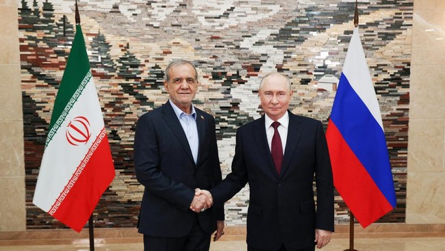 Russian President Vladimir Putin shakes hands with Iranian President Masoud Pezeshkian before a meeting on the sidelines of the Shanghai Cooperation Organisation (SCO) summit in Bishkek, Kyrgyzstan September 1, 2026. Sputnik/Vyacheslav Prokofyev/Pool