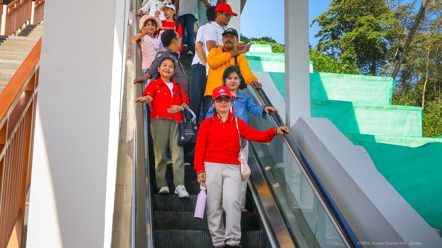 Sejumlah penduduk mengunjungi Istana Wakil Presiden di Ibu Kota Nusantara, Penajam Paser, Kalimantan Timur.