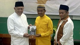 Sekretaris Jenderal (Sekjen) DPP Partai Golkar Muhammad Sarmuji menyampaikanselamat kepada KH Miftachul Akhyar dan KH Abdul Hakim Mahfudz atau Gus Kikin yang terpilih sebagai Rais Aam dan Ketua Umum (Ketum) Pengurus Besar Nahdlatul Ulama (PBNU) perio