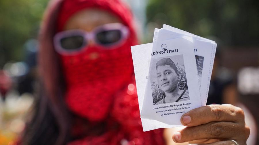 Seorang wanita memegang kertas berisi foto orang-orang lenyap dalam sebuah unjuk rasa untuk memperingati Hari Internasional Korban Penghilangan Paksa di Mexico City, Meksiko, pada 30 Agustus 2026.