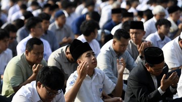 FOTO: Kemarau Melanda, Masjid Al-Azhar Jakarta Gelar Salat Istisqa