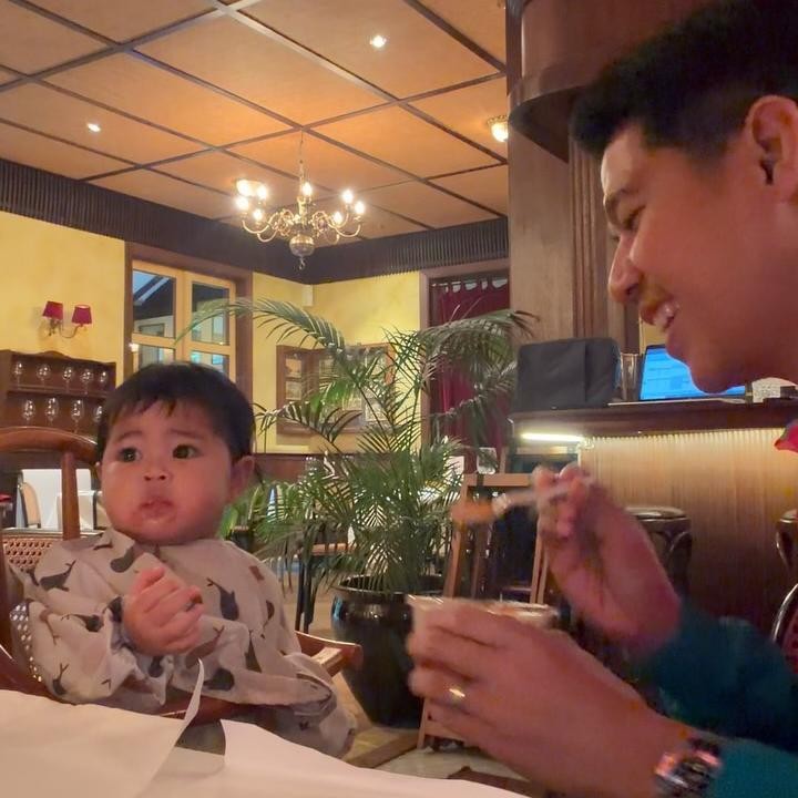 <p>Selain membagikan potret menggemaskan sang putri, Nino juga suka mem-posting momen saat momong Shanum. Beberapa waktu lalu, Nino menunjukkan aktivitas barunya membantu sang istri merawat Shanum yang baru mulai MPASI. (Foto: Instagram @ninokaya)</p>