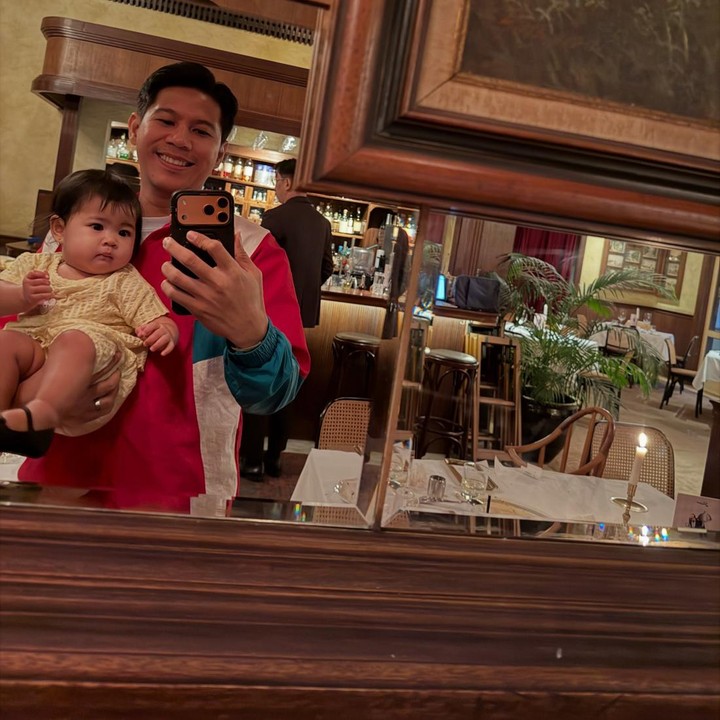 <p>Anak semata wayang Nino 'Ran', Shanumbita Naisha Kinanti Baskoro atau akrab disapa Shanum, tumbuh menjadi anak yang cantik dan menggemaskan. Shanum yang lahir pada Nomvember 2025 sudah berusia 9 bulan, Bunda. (Foto: Instagram @ninokaya)</p>