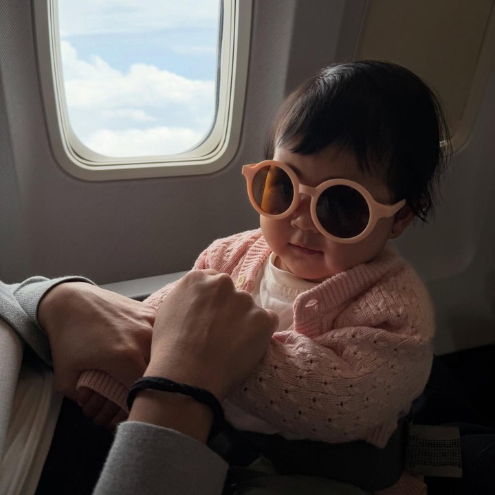<p>Selama di dalam pesawat, Shanum tampak tidak rewel. Shanum bahkan terlihat menikmati perjalanan pertamanya naik pesawat. "Ya gini deh kegiatan aku kalo lagi di pesawat," demikian isi <em>caption</em> unggahan di akun Shanum yang dibagikan Nino dan istri. (Foto: Instagram @ninokaya)</p>