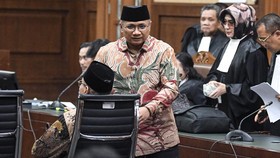 Terdakwa kasus dugaan tindak pidana korupsi pada pembagian kuota dan penyelenggaraan haji di Kementerian Agama tahun 2023-2024 Yaqut Cholil Qoumas berjalan meninggalkan ruang persidangan pada sidang lanjutan dengan agenda pemeriksaan saksi di Pengadi