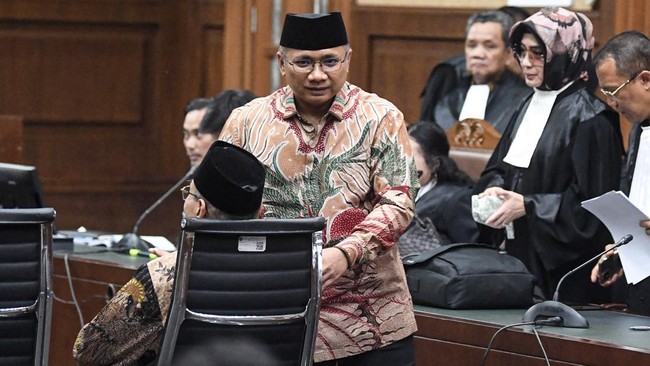 Terdakwa kasus dugaan tindak pidana korupsi pada pembagian kuota dan penyelenggaraan haji di Kementerian Agama tahun 2023-2024 Yaqut Cholil Qoumas berjalan meninggalkan ruang persidangan pada sidang lanjutan dengan agenda pemeriksaan saksi di Pengadi