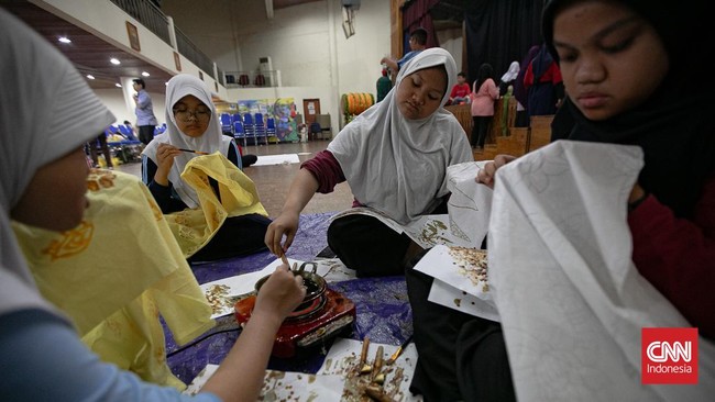 Sejumlah siswa SLB mengikuti pelatihan seni kriya selama 10 hari di PPSB Muhammad Mashabi untuk asah kreativitas dan mengenal budaya Betawi.