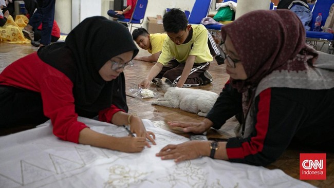 Sejumlah siswa SLB mengikuti pelatihan seni kriya selama 10 hari di PPSB Muhammad Mashabi untuk asah kreativitas dan mengenal budaya Betawi.