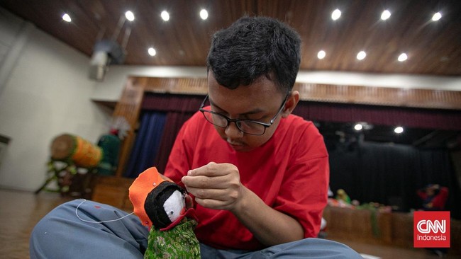 Sejumlah siswa SLB mengikuti pelatihan seni kriya selama 10 hari di PPSB Muhammad Mashabi untuk asah kreativitas dan mengenal budaya Betawi.