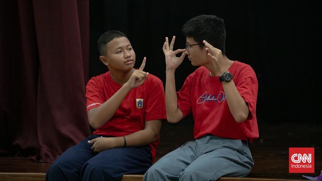 Sejumlah siswa SLB mengikuti pelatihan seni kriya selama 10 hari di PPSB Muhammad Mashabi untuk asah kreativitas dan mengenal budaya Betawi.