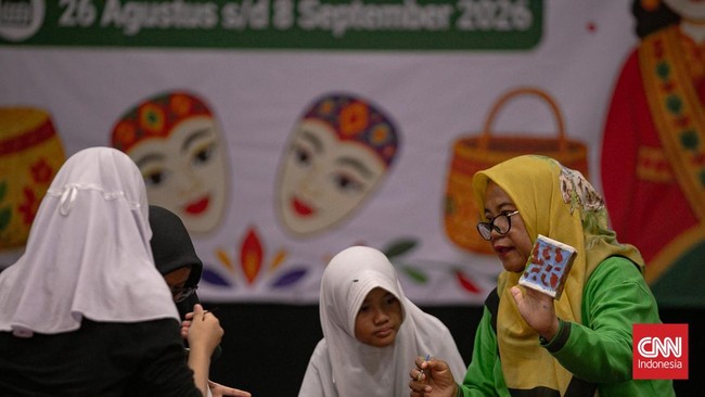 Sejumlah siswa SLB mengikuti pelatihan seni kriya selama 10 hari di PPSB Muhammad Mashabi untuk asah kreativitas dan mengenal budaya Betawi.