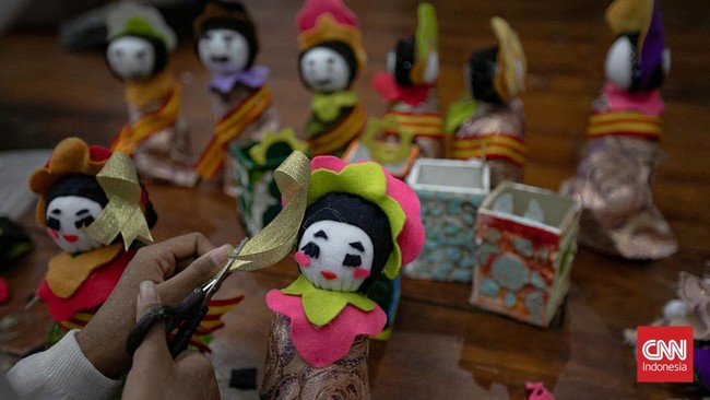 Sejumlah siswa SLB mengikuti pelatihan seni kriya selama 10 hari di PPSB Muhammad Mashabi untuk asah kreativitas dan mengenal budaya Betawi.