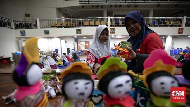 Sejumlah siswa SLB mengikuti pelatihan seni kriya selama 10 hari di PPSB Muhammad Mashabi untuk asah kreativitas dan mengenal budaya Betawi.