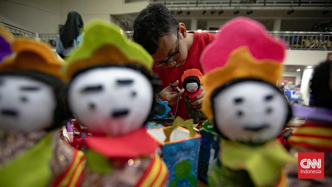 Sejumlah siswa SLB mengikuti pelatihan seni kriya selama 10 hari di PPSB Muhammad Mashabi untuk asah kreativitas dan mengenal budaya Betawi.