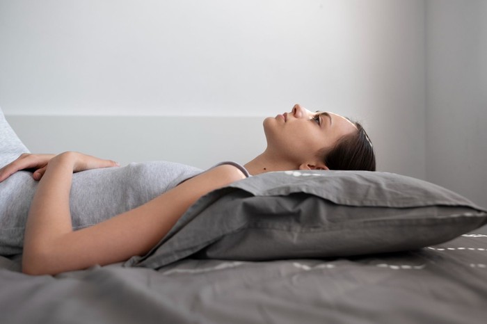 Teknik pernapasan yang bantu redakan stres selanjutnya adalah teknik pernapasan 4-7-8. Teknik ini didasarkan pada metode pernapasan yoga kuno yang disebut pranayama.