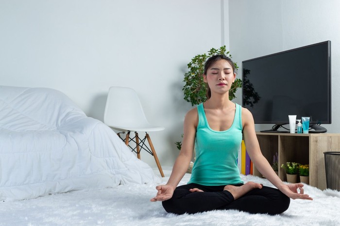 Teknik pernapasan yang satu ini juga didasarkan pada praktik pernapasan yoga. Penelitian menunjukkan bahwa melakukan pernapasan bergantian melalui lubang hidung secara teratur selama 30 menit sehari dapat menurunkan tingkat stres.