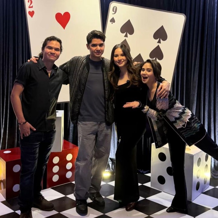 <p>Hari ulang tahunnya itu dirayakan di rumah dengan konsep unik&nbsp;yang dihiasi dengan kartu remi raksasa dan lantai papan catur. Al bersama sang istri, Alyssa Daguise, dan para tamu undangan pun tampil kompak dalam balutan warna hitam.&nbsp;(Foto: Instagram @alyssadaguise)</p>