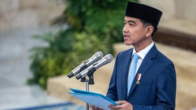 Wakil Presiden Gibran Rakabuming Raka (kanan) memimpin pembacaan pernyataan pengukuhan dalam Upacara Pengukuhan Paskibraka Tingkat Pusat 2026 di Istana Negara, Jakarta, Sabtu (15/8/2026). Wakil Presiden Gibran Rakabuming Raka mengukuhkan 76 anggota P