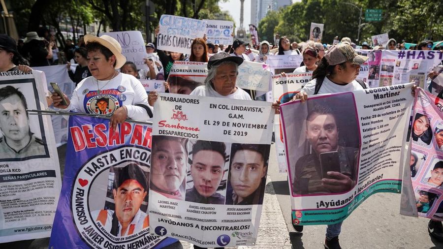 Warga berperan-serta dalam unjuk rasa untuk memperingati Hari Internasional Korban Penghilangan Paksa di Mexico City, Meksiko, pada 30 Agustus 2026. (REUTERS/Toya Sarno Jordan)
