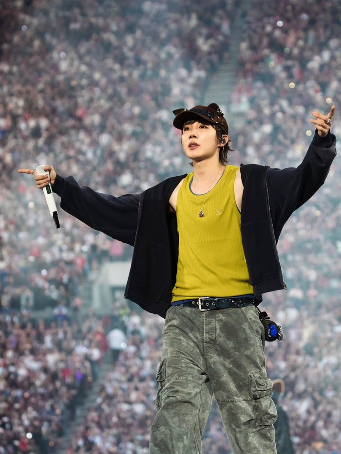 Ya, main dancer dalam timnya itu tak pernah absen dari sorotan publik selama &lsquo;BTS WORLD TOUR &lsquo;ARIRANG&rsquo;&rsquo; berjalan. Bagaimana tidak, ia tidak hanya mempunyai segudang bakat, tetapi juga tidak pernah tidak tampil fashionable. / Foto: instagram.com/uarmyhope