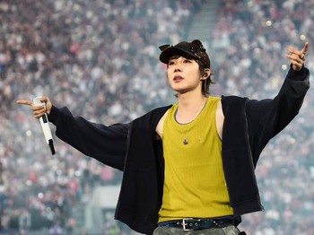 Ya, main dancer dalam timnya itu tak pernah absen dari sorotan publik selama &lsquo;BTS WORLD TOUR &lsquo;ARIRANG&rsquo;&rsquo; berjalan. Bagaimana tidak, ia tidak hanya mempunyai segudang bakat, tetapi juga tidak pernah tidak tampil fashionable. / Foto: instagram.com/uarmyhope