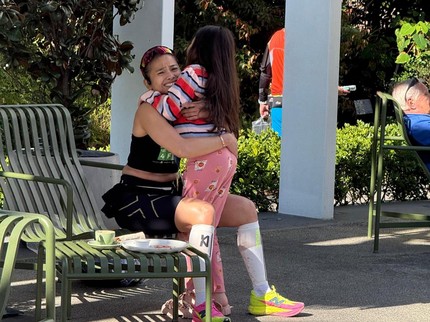 Momen Cute saat Bridgia Beri Semangat ke Acha Septriasa yang Ikut Sydney Marathon