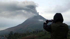 Gunung Sinabung masih berstatus Siaga, namun warga nekat masuk zona merah. BPBD Sumut imbau keselamatan dan patuhi rekomendasi PVMBG.