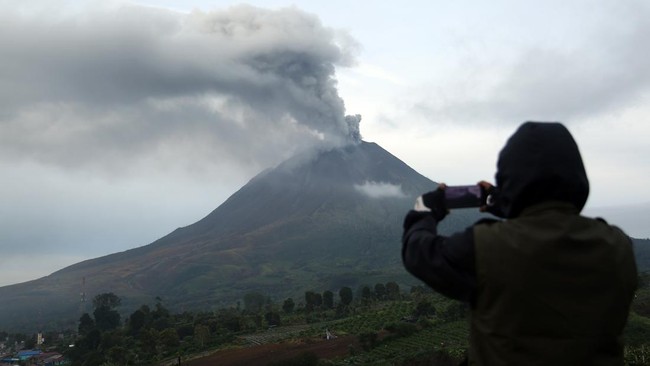 Warga Takut Pulang Khawatir Erupsi Susulan Gunung Sinabung