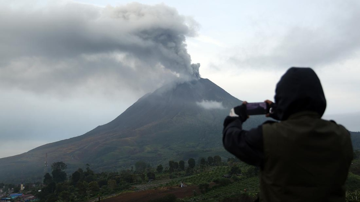 Gunung Sinabung Berstatus Siaga, Warga Masih Nekat Masuk Zona Merah