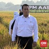 Menteri Pertanian (Mentan) Andi Amran Sulaiman mengancam akan mencabut izin pengusaha besar, terutama importir, jika terbukti menaikkan harga pakan ayam secara tidak wajar.