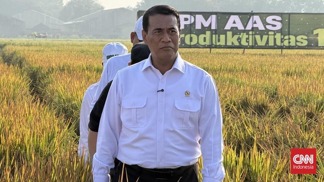 Menteri Pertanian (Mentan) Andi Amran Sulaiman mengancam akan mencabut izin pengusaha besar, terutama importir, jika terbukti menaikkan harga pakan ayam secara tidak wajar.