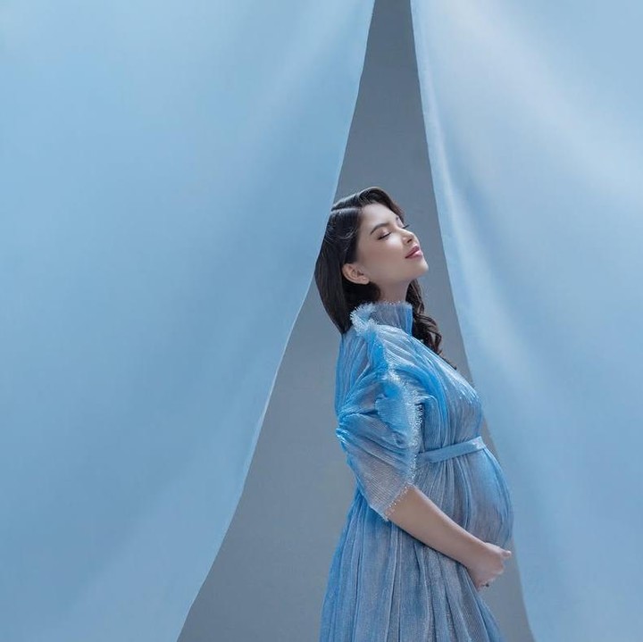 <p>Anindya Carol terlihat begitu anggun memancarkan pregnancy glow. Dibalut dress biru muda yang transparan nan elegan, ia berpose memegang baby bump-nya yang kian membesar sambil memejamkan mata dengan penuh penghayatan.(Foto: Instagram @ridho_real_).</p>
