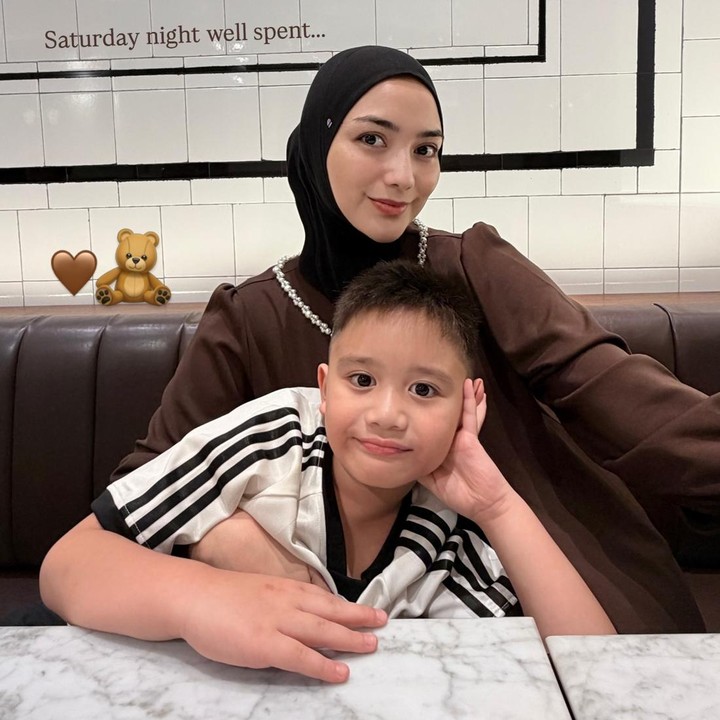 <p>Citra Kirana dan suami secara khusus menuliskan pesan manis untuk sang putra di hari ulang tahunnya. Keduanya juga mengungkap rasa cinta untuk Athar yang telah berusia 6 tahun, Bunda. "Bahagia selalu sayangku, mama papa sayang sekalii sama mas athar," tulis keduanya. (Foto: Instagram @citraciki)</p>