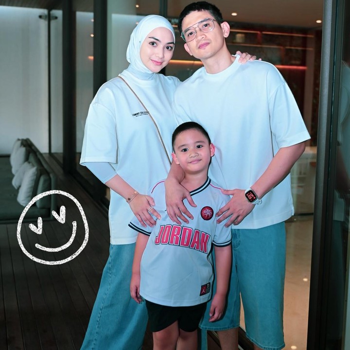 <p>Pasangan artis Citra Kirana dan Rezky Adhitya dikaruniai seorang anak laki-laki bernama Keene Atharrazka Adhitya atau akrab disapa Athar. Pada 28 Agustus 2026, anak laki-laki yang dikenal lucu ini baru saja merayakan ulang tahun ke-6, Bunda. (Foto: Instagram @citraciki)</p>